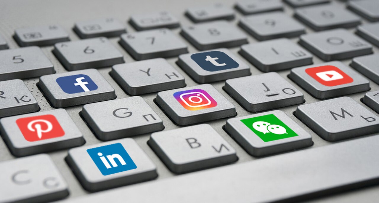 Üzerinde Facebook, Instagram, LinkedIn ve YouTube tuşları olan bir klavye